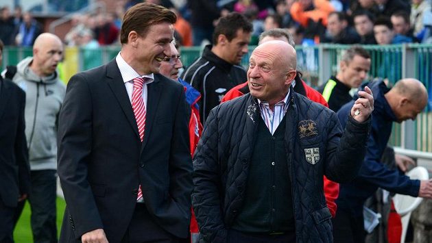 Nový asistent trenéra Slavie Vladimír Šmicer (vlevo) v rozhovoru s mladoboleslavským koučem Karlem Jarolímem. Nový asistent trenéra Slavie Vladimír Šmicer (vlevo) v rozhovoru s mladoboleslavským koučem Karlem Jarolímem.