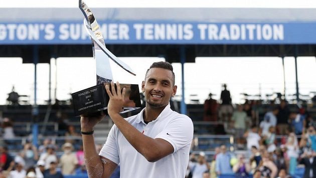 Bouřlivák Nick Kyrgios s cenou pro vítěze turnaje ve Washingtonu. Bouřlivák Nick Kyrgios s cenou pro vítěze turnaje ve Washingtonu.