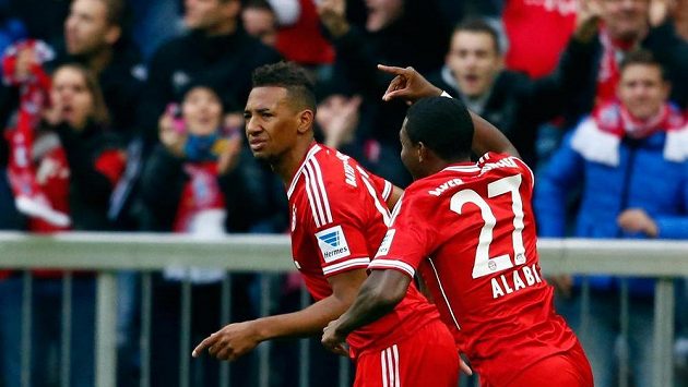 Jerome Boateng (vlevo) a David Alaba z Bayernu Mnichov se radují z branky. Jerome Boateng (vlevo) a David Alaba z Bayernu Mnichov se radují z branky.