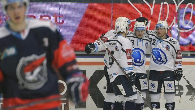 Ze vstřeleného gólu proti Chomutovu se radují hráči Plzně (zleva) David Kvasnička, Jaroslav Kracík, autor branky Vojtěch Němec a Ondřej Kratěna. Ze vstřeleného gólu proti Chomutovu se radují hráči Plzně (zleva) David Kvasnička, Jaroslav Kracík, autor branky Vojtěch Němec a Ondřej Kratěna.