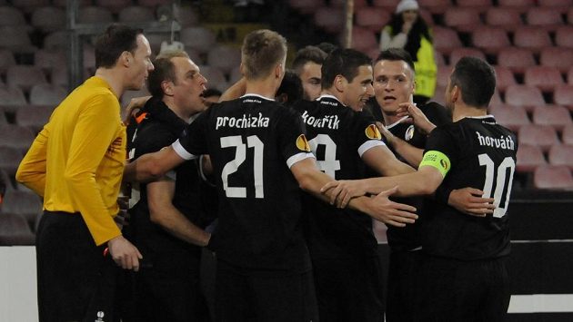 Fotbalisté Plzně se radují z jednoho ze tří gólů, které vstřelili v Neapoli. Fotbalisté Plzně se radují z jednoho ze tří gólů, které vstřelili v Neapoli.