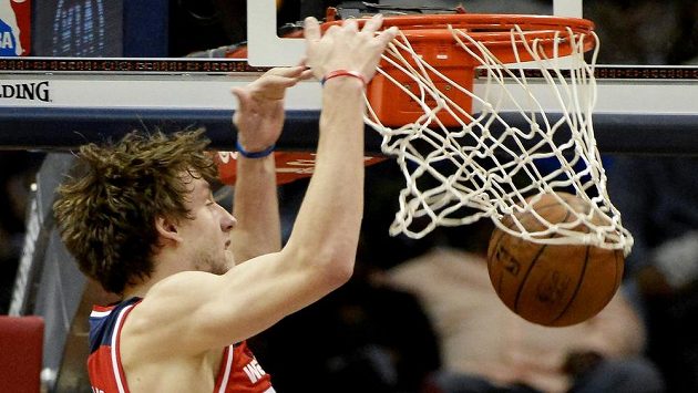 Český basketbalista Jan Veselý z Washingtonu smečuje do koše v zápase NBA proti Atlantě. Český basketbalista Jan Veselý z Washingtonu smečuje do koše v zápase NBA proti Atlantě.