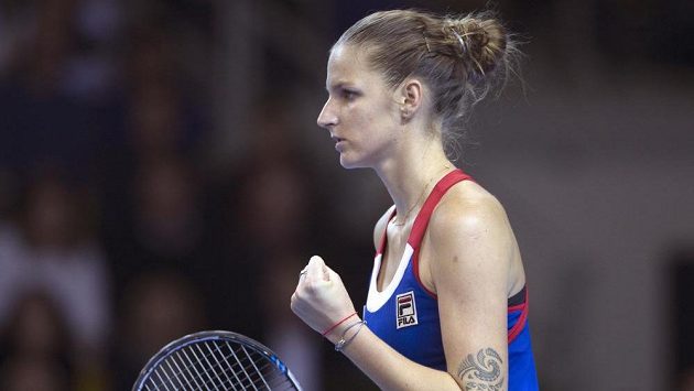 Karolína Plíšková oslavuje získaný fiftýn v zápase s Kristinou Mladenovicovou. Karolína Plíšková oslavuje získaný fiftýn v zápase s Kristinou Mladenovicovou.