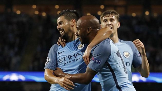Fotbalisté Manchesteru City se radují z gólu proti Steaue Bukurešť v odvetě play off Ligy mistrů. Fotbalisté Manchesteru City se radují z gólu proti Steaue Bukurešť v odvetě play off Ligy mistrů.