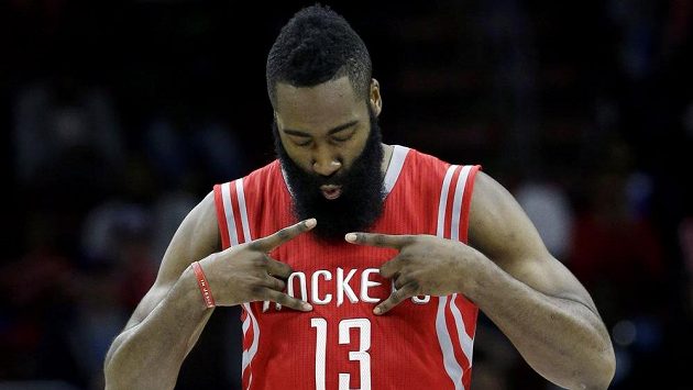 Basketbalista Houstonu James Harden v duelu s Philadelphií. Basketbalista Houstonu James Harden v duelu s Philadelphií.
