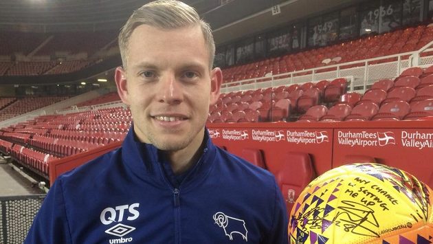 Český útočník Matěj Vydra s cennou trofejí. Tímhle míčem nasázel hattrick do sítě Middlesbrough a rozhodl o výhře Derby County. Český útočník Matěj Vydra s cennou trofejí. Tímhle míčem nasázel hattrick do sítě Middlesbrough a rozhodl o výhře Derby County.
