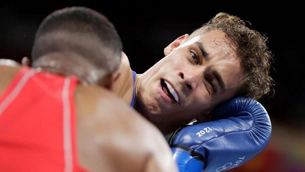 Boxer Youness Baalla z Maroka (v červeném) v akci proti Davidovi Nyikaovi z Nového Zelándu. Boxer Youness Baalla z Maroka (v červeném) v akci proti Davidovi Nyikaovi z Nového Zelándu.