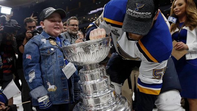 Velká fanynka St. Louis Laila Andersonová (vlevo) si mohla vychutnat triumf oblíbeného klubu a přímo na ledě se dotknout i slavného Stanley Cupu. Velká fanynka St. Louis Laila Andersonová (vlevo) si mohla vychutnat triumf oblíbeného klubu a přímo na ledě se dotknout i slavného Stanley Cupu.