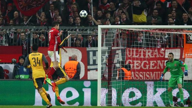 Robert Lewandowski z Bayernu hlavičkuje do sítě Arsenalu. Robert Lewandowski z Bayernu hlavičkuje do sítě Arsenalu.