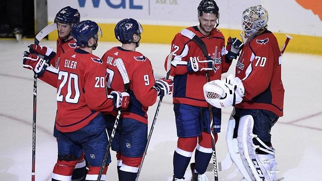 Washingtonský brankář Braden Holtby (70) se po zápasea s Bostonem raduje z vychytané nuly. Na snímku jsou dále Jevgenij Kuzněcov (92), Dmitrij Orlov (9), Lars Eller (20) a Nic Dowd (26). Washingtonský brankář Braden Holtby (70) se po zápasea s Bostonem raduje z vychytané nuly. Na snímku jsou dále Jevgenij Kuzněcov (92), Dmitrij Orlov (9), Lars Eller (20) a Nic Dowd (26).