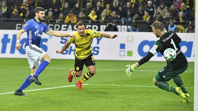 Mario Götze (uprostřed) střílí třetí gól Borussie Dortmund v utkání bundesligy proti Schalke 04. Mario Götze (uprostřed) střílí třetí gól Borussie Dortmund v utkání bundesligy proti Schalke 04.