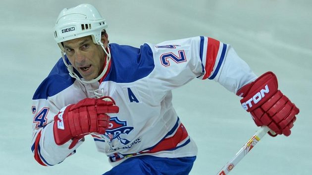 Chris Chelios při utkání legend, které bylo odehráno v rámci hokejového MS v Moskvě. Chris Chelios při utkání legend, které bylo odehráno v rámci hokejového MS v Moskvě.