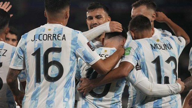 Messi v obležení svých spoluhráčů z reprezentace Messi v obležení svých spoluhráčů z reprezentace