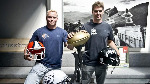 Running back Prague Lions Lukáš Růžek (vlevo) a quarterback Prague Black Panthers Jan Dundáček s trofejí, o níž se v sobotu střetnou. Running back Prague Lions Lukáš Růžek (vlevo) a quarterback Prague Black Panthers Jan Dundáček s trofejí, o níž se v sobotu střetnou.