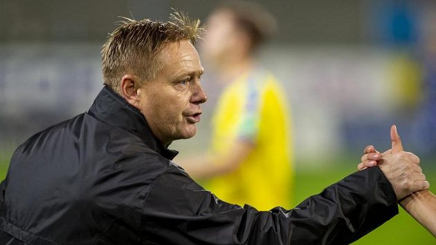 Trenér Teplic Stanislav Hejkal po vítězném utkání s Bohemkou. Trenér Teplic Stanislav Hejkal po vítězném utkání s Bohemkou.