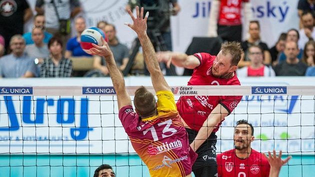 Smečuje budějovický kapitán Radek Mach a blokuje Aleš Holubec z Liberce. Smečuje budějovický kapitán Radek Mach a blokuje Aleš Holubec z Liberce.