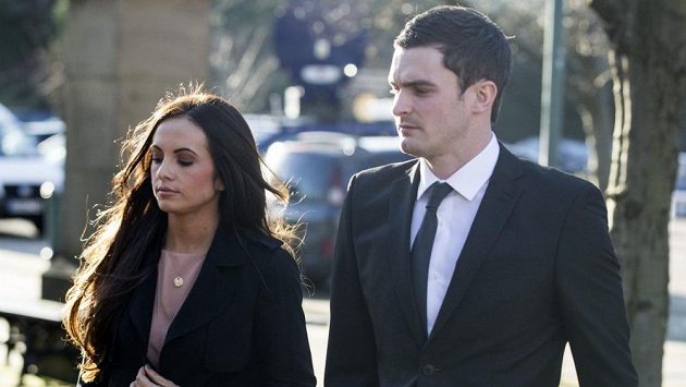Adam Johnson se svojí přítelkyní před soudem v Bradfordu. Adam Johnson se svojí přítelkyní před soudem v Bradfordu.