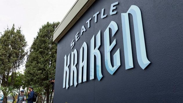 Fanoušci nového týmu Seattle Kraken se už začátku NHL nemohou dočkat. Fanoušci nového týmu Seattle Kraken se už začátku NHL nemohou dočkat.