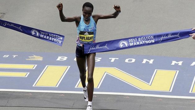 Edna Kiplagatová z Keni proťala jako první cílovou pásku Bostonského maratónu. Edna Kiplagatová z Keni proťala jako první cílovou pásku Bostonského maratónu.