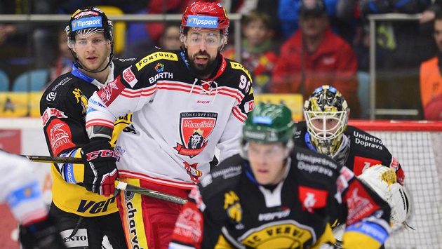 Richard Jarůšek z Hradce Králové v obležení litvínovských soupeřů v úvodním čtvrtfinále play off hokejové extraligy. Richard Jarůšek z Hradce Králové v obležení litvínovských soupeřů v úvodním čtvrtfinále play off hokejové extraligy.