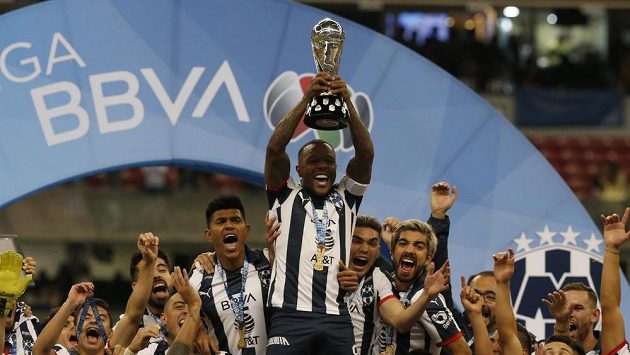 Dorlan Pabon z Monterrey se raduje s trofejí. Dorlan Pabon z Monterrey se raduje s trofejí.