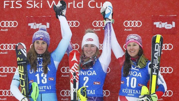 Šárka Strachová (vlevo) mezi lyžařskou elitou - uprostřed vítězka z Kühtai Američanka Mikaela Shiffrinová a vpravo třetí ze slalomu, Švýcarka Wendy Holdenerová. Šárka Strachová (vlevo) mezi lyžařskou elitou - uprostřed vítězka z Kühtai Američanka Mikaela Shiffrinová a vpravo třetí ze slalomu, Švýcarka Wendy Holdenerová.