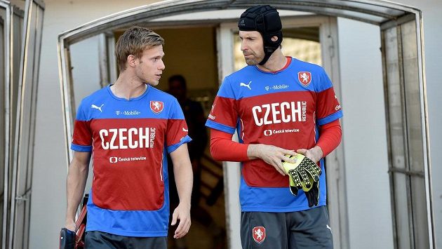 Tomáš Kalas (vlevo) v diskuzi s Petrem Čechem. Tomáš Kalas (vlevo) v diskuzi s Petrem Čechem.