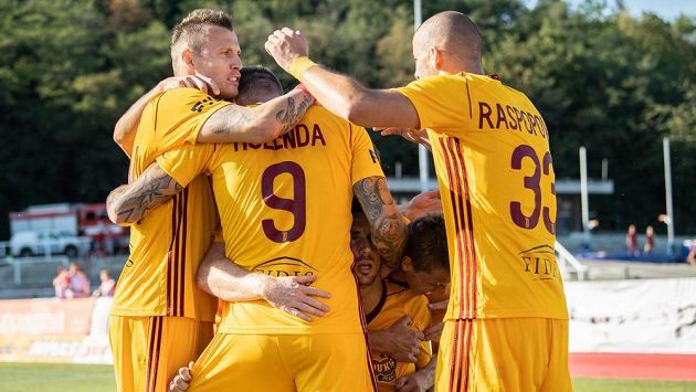Fotbalisté Dukly Praha (zleva): Ján Ďurica, Jan Holenda a Nikola Raspopovič oslavují gól Uroše Duranoviče proti Liberci. Fotbalisté Dukly Praha (zleva): Ján Ďurica, Jan Holenda a Nikola Raspopovič oslavují gól Uroše Duranoviče proti Liberci.