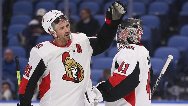 Obránce Ottawy Ron Hainsey a brankář Craig Anderson po výhře v Buffalu. Obránce Ottawy Ron Hainsey a brankář Craig Anderson po výhře v Buffalu.