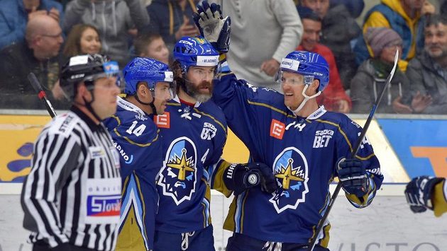 Jaromír Jágr (uprostřed) z Kladna se raduje ze vstřeleného gólu na ledě Chomutova v baráži o hokejovou extraligu. Vlevo je Tomáš Plekanec, vpravo Brandon Nash. Jaromír Jágr (uprostřed) z Kladna se raduje ze vstřeleného gólu na ledě Chomutova v baráži o hokejovou extraligu. Vlevo je Tomáš Plekanec, vpravo Brandon Nash.