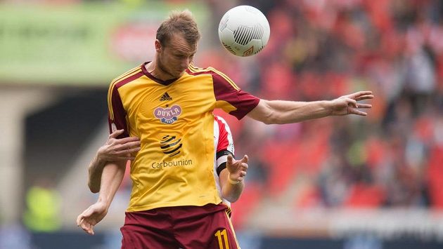 Útočník Dukly Michael Krmenčík se poistaral v derby o vedení svého týmu, na výhru to však nestačilo. Útočník Dukly Michael Krmenčík se poistaral v derby o vedení svého týmu, na výhru to však nestačilo.