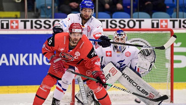 Radek Smoleňák z Hradce Králové, Sinan Akdag z Mannheimu a brankář Mannheimu Johan Gustafsson v akci během osmifinále Ligy mistrů. Radek Smoleňák z Hradce Králové, Sinan Akdag z Mannheimu a brankář Mannheimu Johan Gustafsson v akci během osmifinále Ligy mistrů.