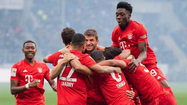 Oslavy fotbalistů Bayernu Mnichov v utkání s Hoffenheimem. Oslavy fotbalistů Bayernu Mnichov v utkání s Hoffenheimem.