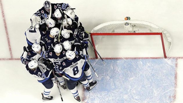 Hokejisté Winnipegu se radují z postupu do semifinále Stanley Cupu Hokejisté Winnipegu se radují z postupu do semifinále Stanley Cupu