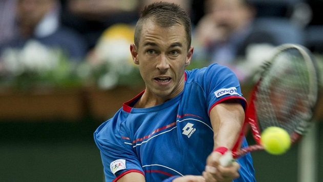 Lukáš Rosol z České republiky v utkání proti Horaciu Zeballosovi z Argentiny v semifinále Davis Cupu. Lukáš Rosol z České republiky v utkání proti Horaciu Zeballosovi z Argentiny v semifinále Davis Cupu.