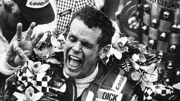 Bobby Unser po třetím triumfu v Indianapolis v roce 1981. Bobby Unser po třetím triumfu v Indianapolis v roce 1981.