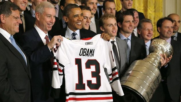 Hokejisté Chicaga Blackhawks při přijetí u prezidenta Spojených států amerických Baracka Obamy. Hokejisté Chicaga Blackhawks při přijetí u prezidenta Spojených států amerických Baracka Obamy.