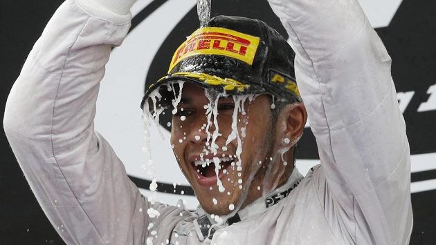 Lewis Hamilton slaví premiérové vítězství v Barceloně, celkově už pilot stáje Mercedes triumfoval v letošní sezóně počtvrté. Lewis Hamilton slaví premiérové vítězství v Barceloně, celkově už pilot stáje Mercedes triumfoval v letošní sezóně počtvrté.