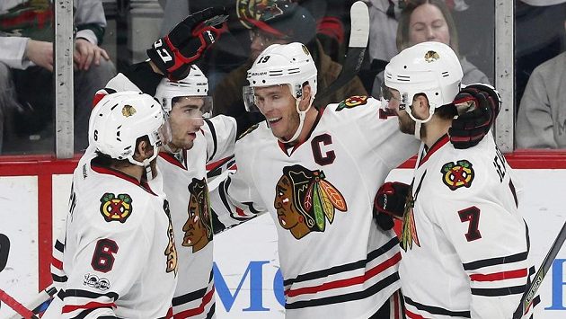 Kapitán Chicaga Jonathan Toews slaví se spoluhráči gól proti Minnesotě. Kapitán Chicaga Jonathan Toews slaví se spoluhráči gól proti Minnesotě.