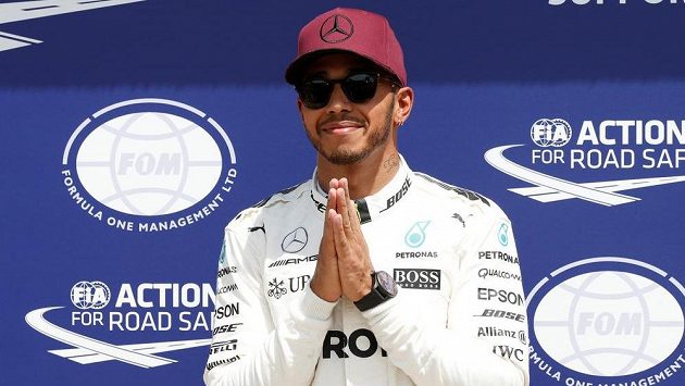 Lewis Hamilton se raduje z vítězství v kvalifikaci na Velkou cenu Kanady formule 1. Lewis Hamilton se raduje z vítězství v kvalifikaci na Velkou cenu Kanady formule 1.
