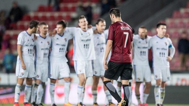 Zklamaný Néstor Albiach ze Sparty během penaltového roztřelu proti Baníku. Zklamaný Néstor Albiach ze Sparty během penaltového roztřelu proti Baníku.