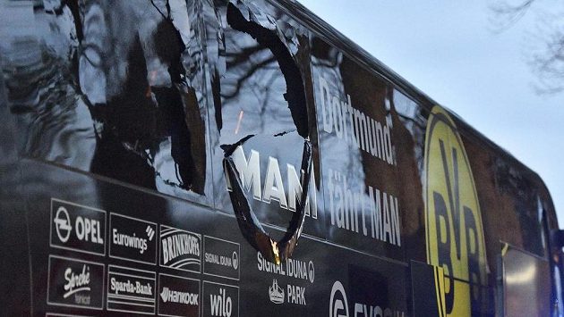 Bombový útok na fotbalisty Dortmundu, kteří v dubnu loňského roku cestovali k utkání Ligy mistrů s Monakem, si vyžádal několik zraněných. Útočník se u soudu k činu přiznal, tvrdí však, že nechtěl zabíjet. Bombový útok na fotbalisty Dortmundu, kteří v dubnu loňského roku cestovali k utkání Ligy mistrů s Monakem, si vyžádal několik zraněných. Útočník se u soudu k činu přiznal, tvrdí však, že nechtěl zabíjet.