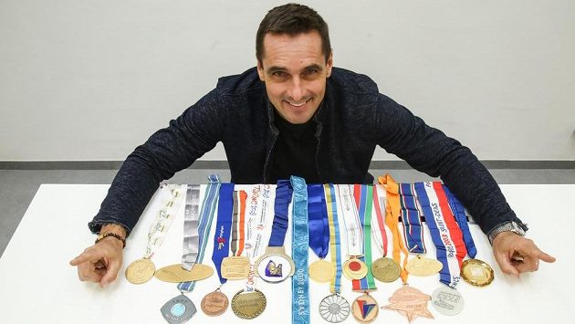 Bývalý světový rekordman v desetiboji Roman Šebrle vypsal odměnu 100 000 korun pro nálezce své zlaté medaile z olympijských her 2004 v Aténách. Bývalý světový rekordman v desetiboji Roman Šebrle vypsal odměnu 100 000 korun pro nálezce své zlaté medaile z olympijských her 2004 v Aténách.