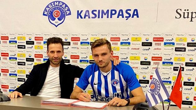 Tomáš Břečka se upsal Kasımpase za asistence svého agenta Viktora Koláře. Tomáš Břečka se upsal Kasımpase za asistence svého agenta Viktora Koláře.