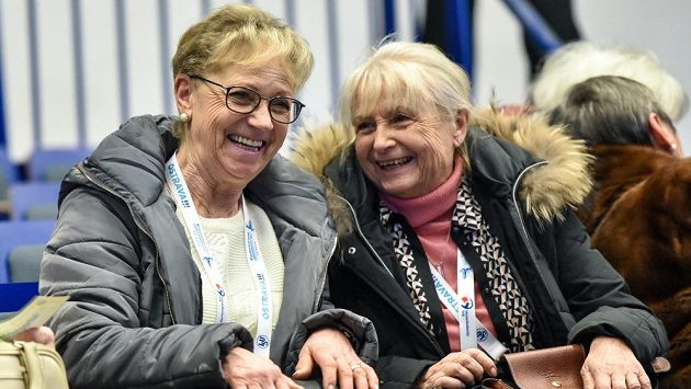 Eva Romanová (vlevo) v hledišti při evropském krasobruslařském šampionátu v Ostravě. Eva Romanová (vlevo) v hledišti při evropském krasobruslařském šampionátu v Ostravě.