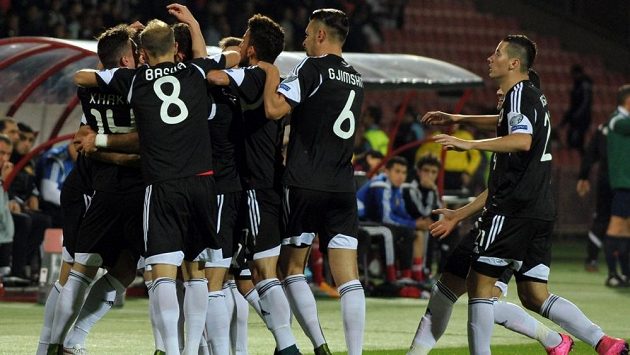Fotbalisté Albánie slaví výhru 3:0 na hřišti Arménie, která jim zajistila premiérový postup na evropský šampionát. Fotbalisté Albánie slaví výhru 3:0 na hřišti Arménie, která jim zajistila premiérový postup na evropský šampionát.