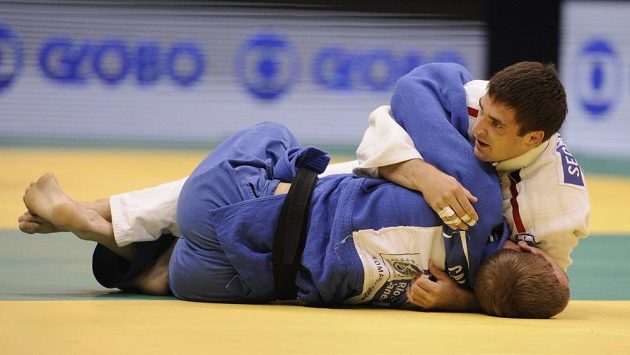 Český judista Václav Sedmidubský (v bílém) v souboji s Lee Calderem z Nového Zélandu. Český judista Václav Sedmidubský (v bílém) v souboji s Lee Calderem z Nového Zélandu.