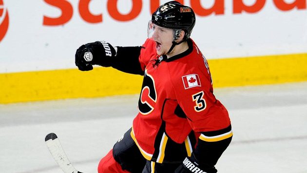 Obránce Calgary Flames Ladislav Šmíd se raduje z gólu proti Anaheimu. Obránce Calgary Flames Ladislav Šmíd se raduje z gólu proti Anaheimu.