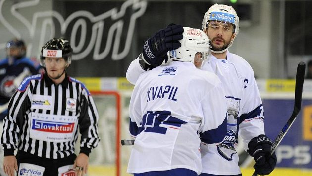 Leoš Čermák a Marek Kvapil z Brna po vstřelené brance proti Chomutovu. Leoš Čermák a Marek Kvapil z Brna po vstřelené brance proti Chomutovu.