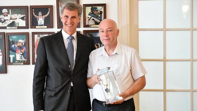 Karel Felt (vpravo) s cenou Oty Pavla po boku předsedy ČOV Jiřího Kejvala. Karel Felt (vpravo) s cenou Oty Pavla po boku předsedy ČOV Jiřího Kejvala.